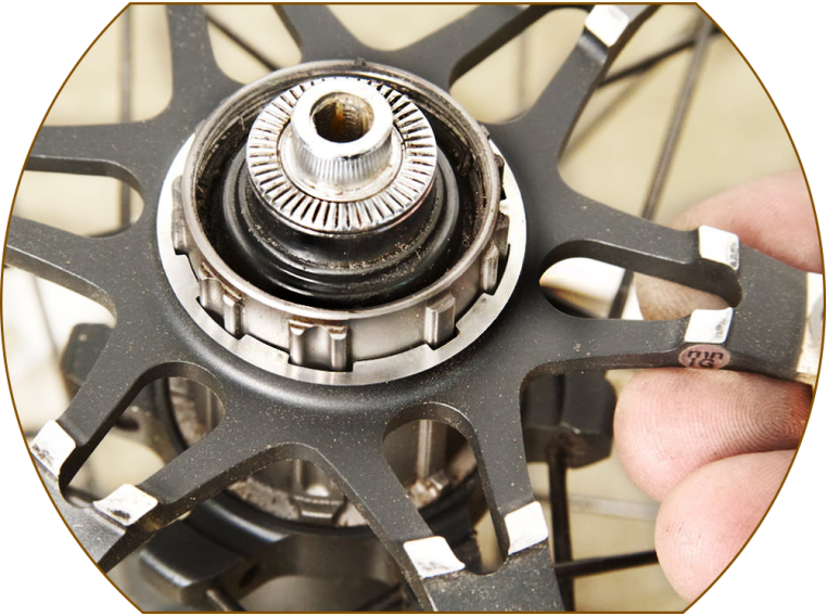 Place the sprockets onto the freehub-1