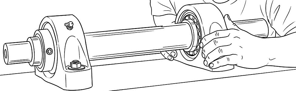 Sliding expansion pillow block bearing axially into centered position on the shaft