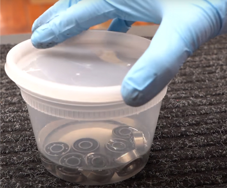 Poner los rodamientos en remojo